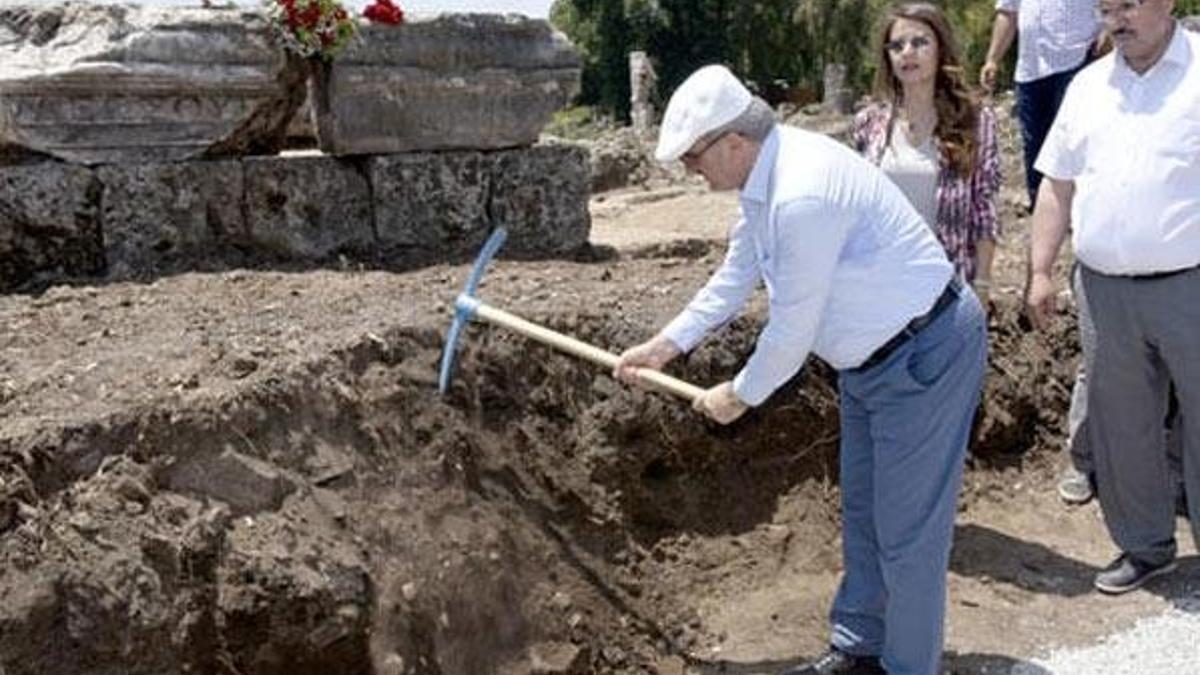 İlk kazmayı vurduğu yerden çıktı, sosyal medyadan duyurdu