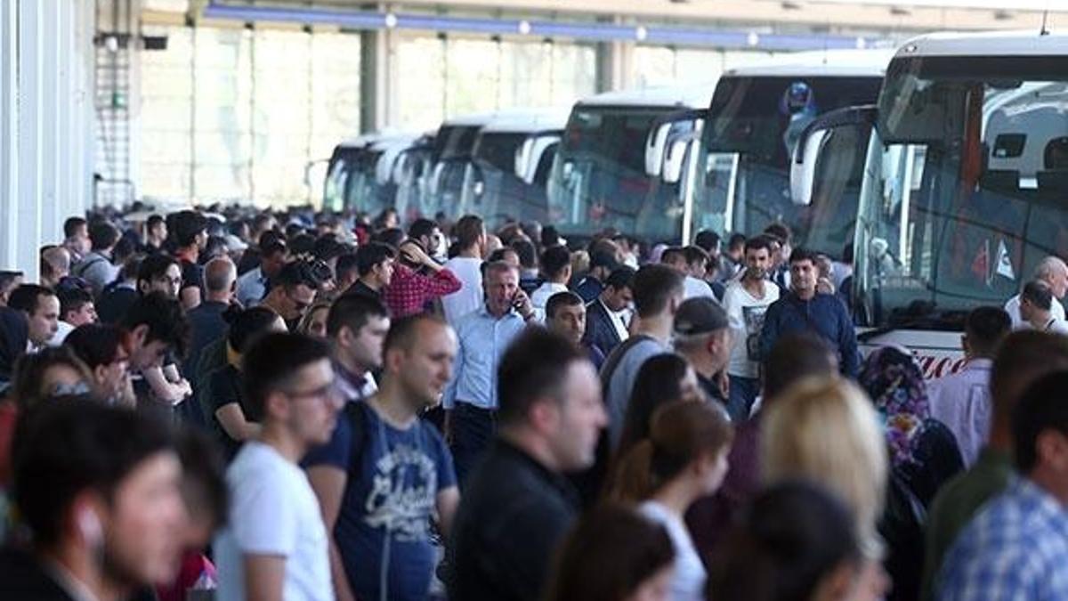 Bayram için yola çıkanlar uzun kuyruk oluşturdu! Gidiş de dönüş de dolu...