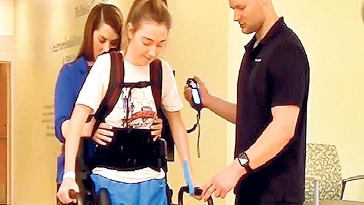 Feçlileri yürüten iskelet robot