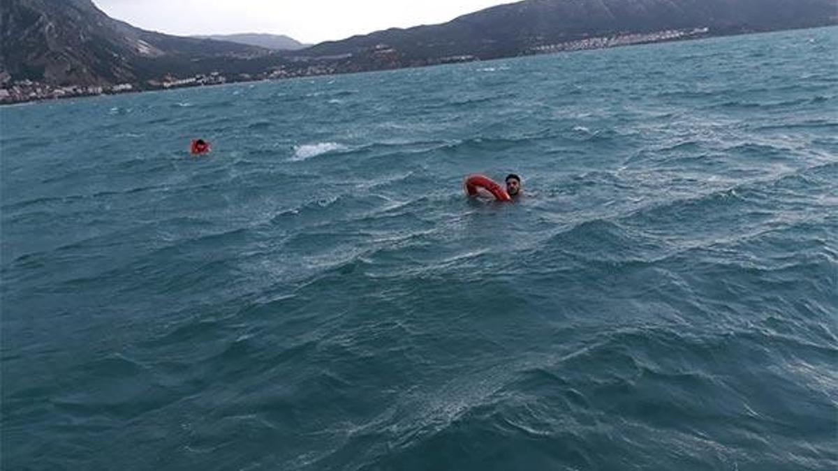 Deniz bisikleti alabora oldu, 4 İranlı son anda kurtuldu