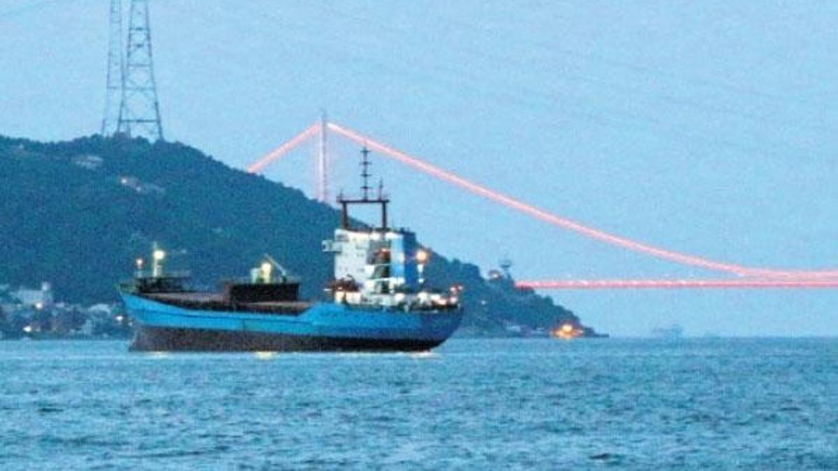 Lady 80’in makineleri  Boğaz’da arızalandı
