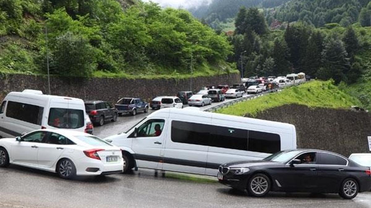 Binlerce kişi akın etti! Araç kuyruğu 10 kilometre...