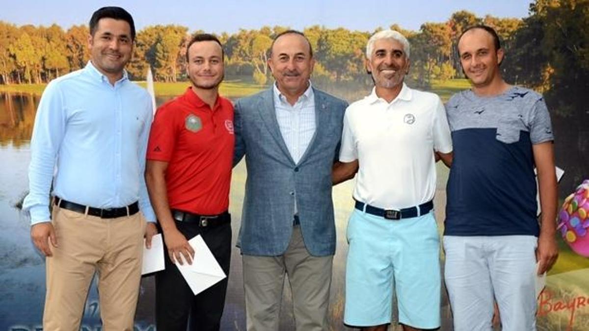 Bakan Çavuşoğlu Ramazan Bayramı Golf Turnuvasında ödül verdi