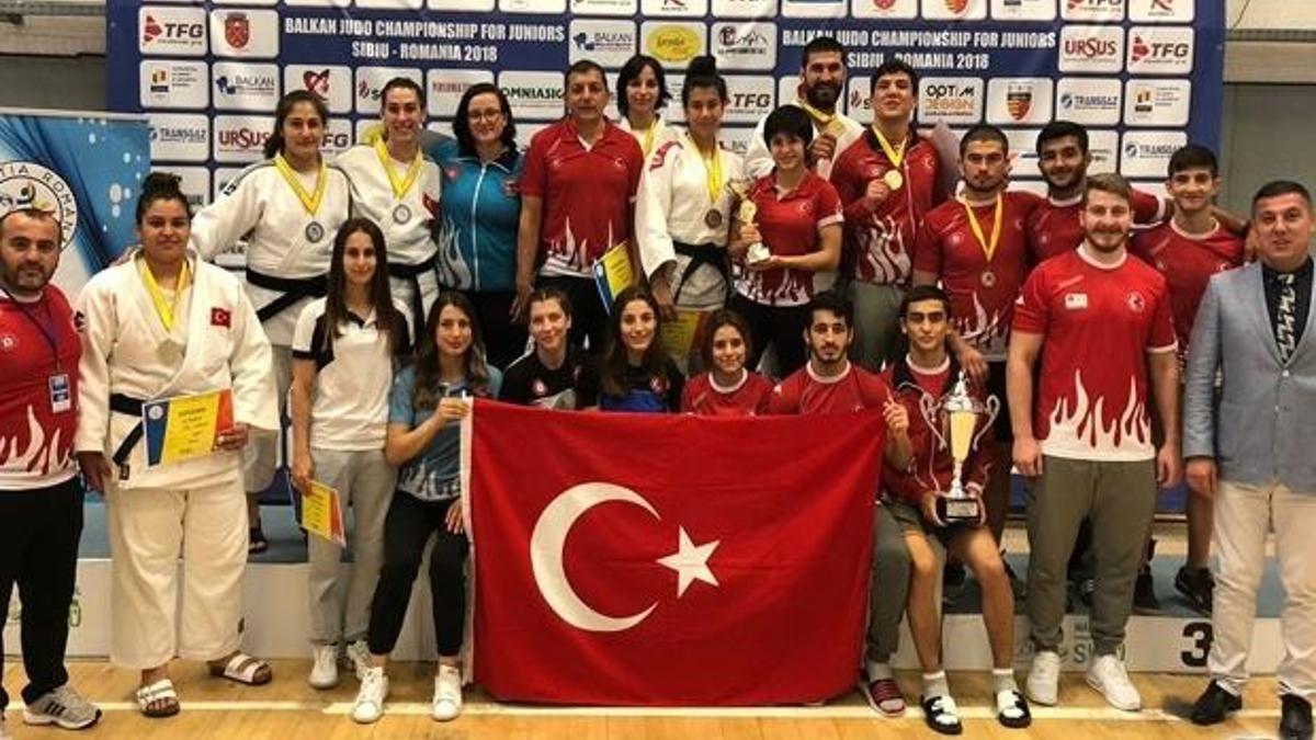 Genç judoculardan madalya yağmuru