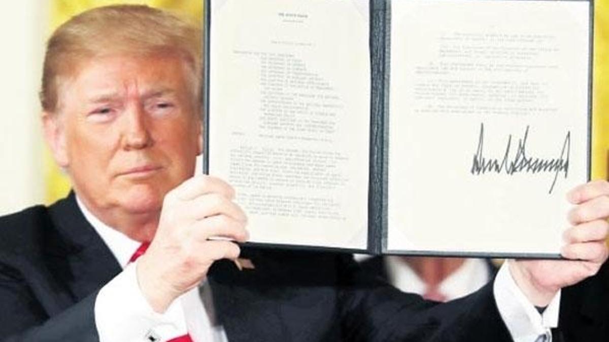Trump kameraların karşısına geçti, imzayı attı