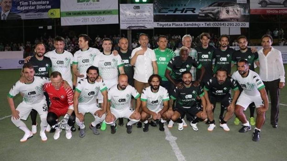 Eski futbolcular, Sakarya'da gösteri maçı yaptı