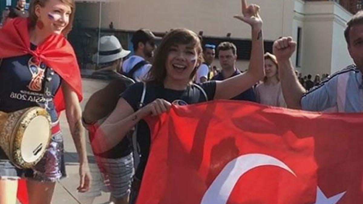 Rus şarkıcı, Türk bayrağı ve darbukayla Moskova sokaklarını gezdi