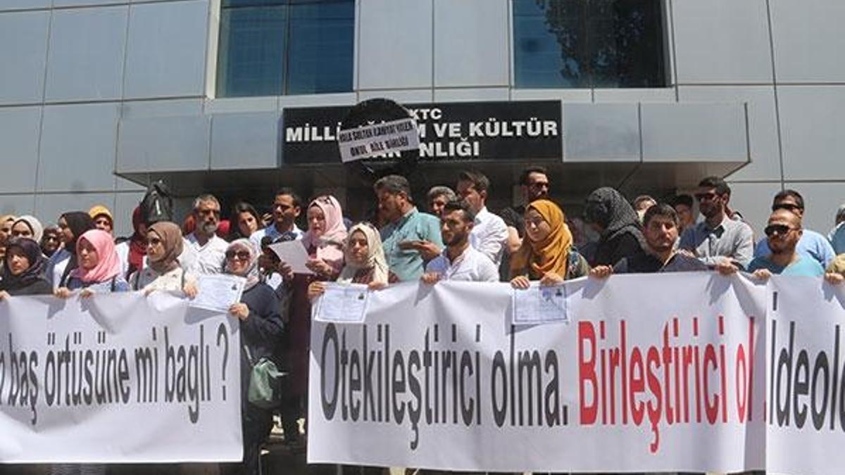 KKTC'de başörtülü öğrencilere diplomalarının verilmemesi protesto edildi