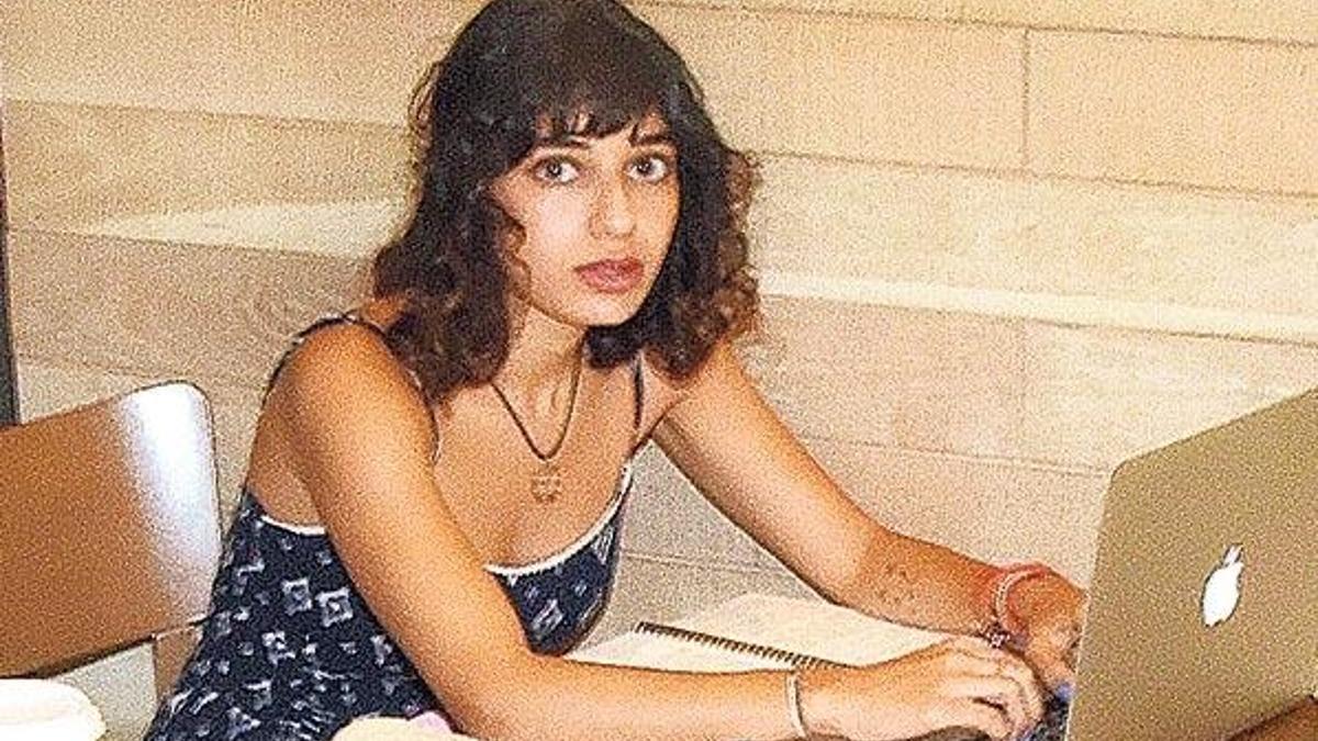 Lidya aşk kitabı yazıyor