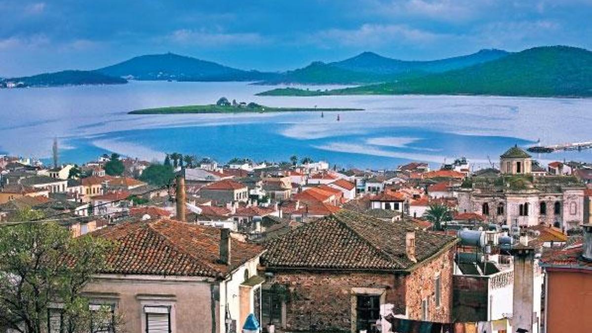 Karaya köprü ile bağlı bir ada Cunda