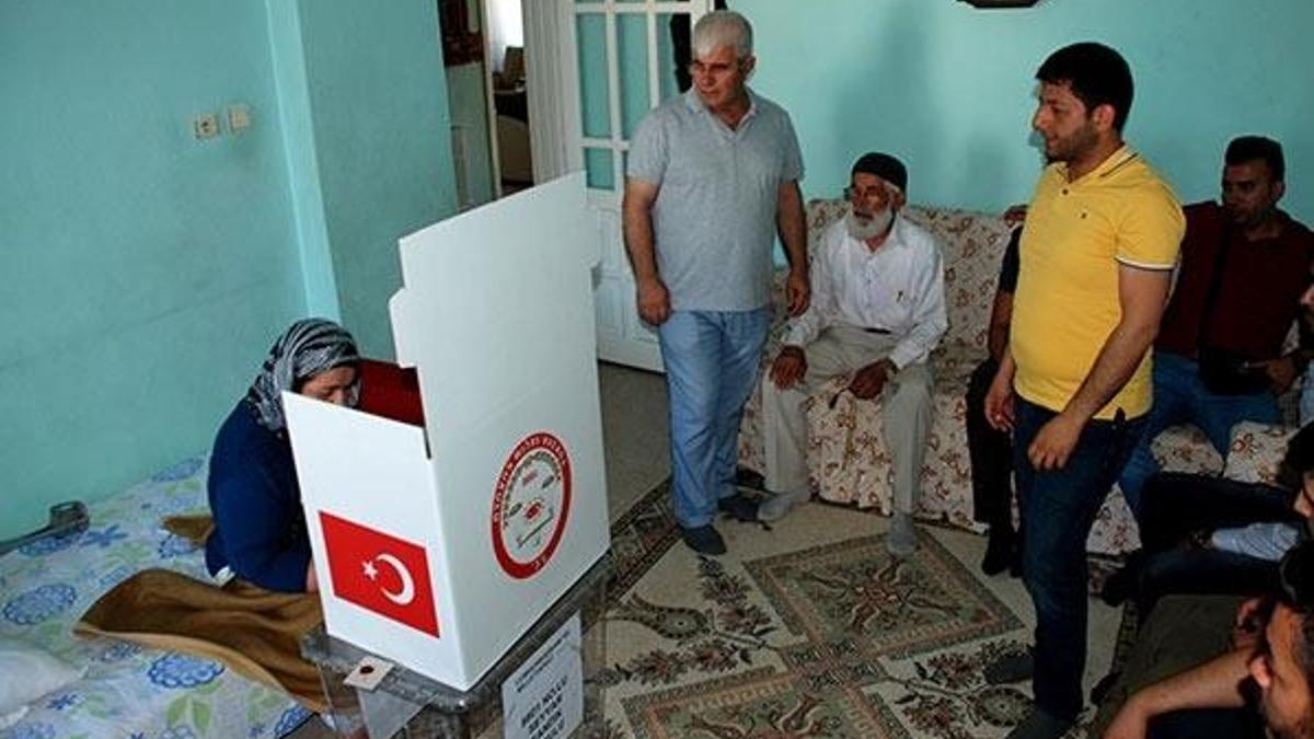 Seyyar sandık seçmenin evine gitti
