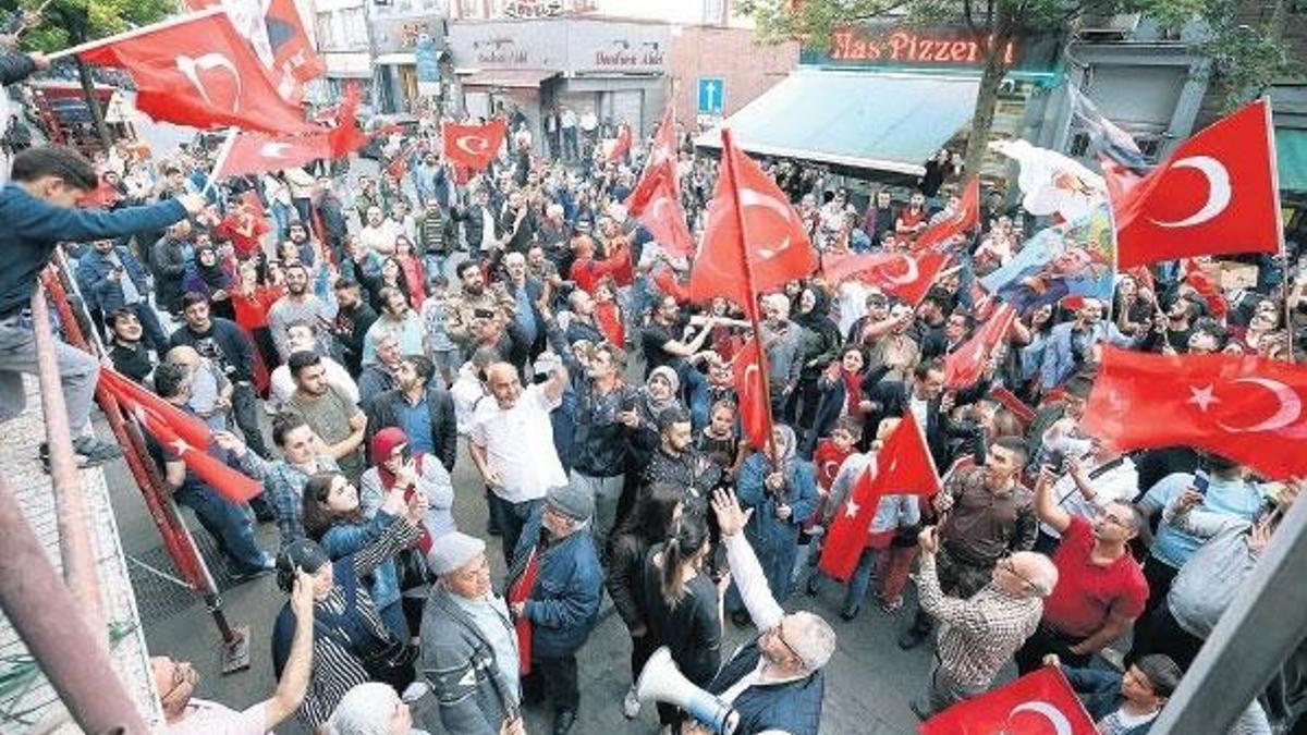 Gurbetçiler sokaklara döküldü