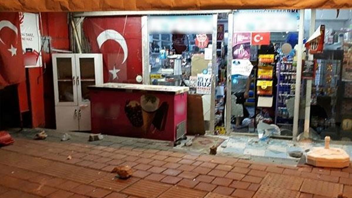 Türk bayrağı asılı marketi yakmak istemişler