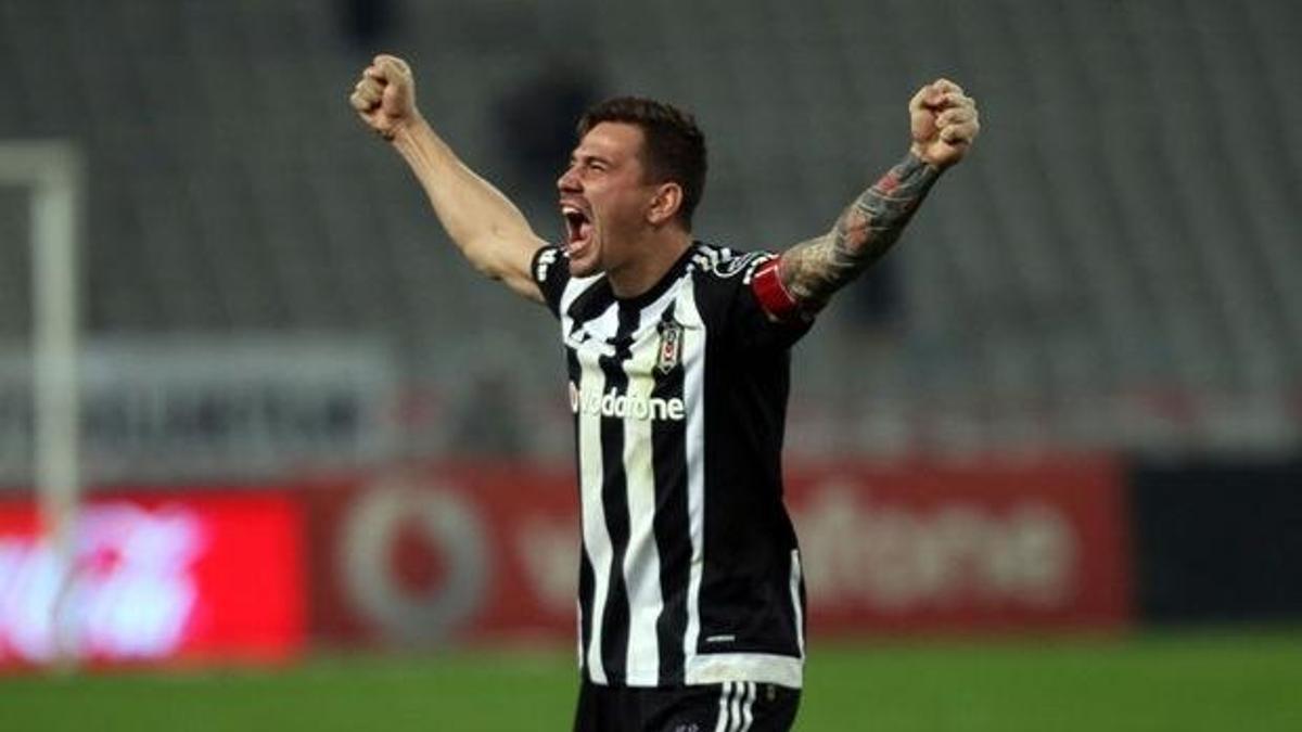 Twitter profiline "Beşiktaş futbolcusu" yazdı!