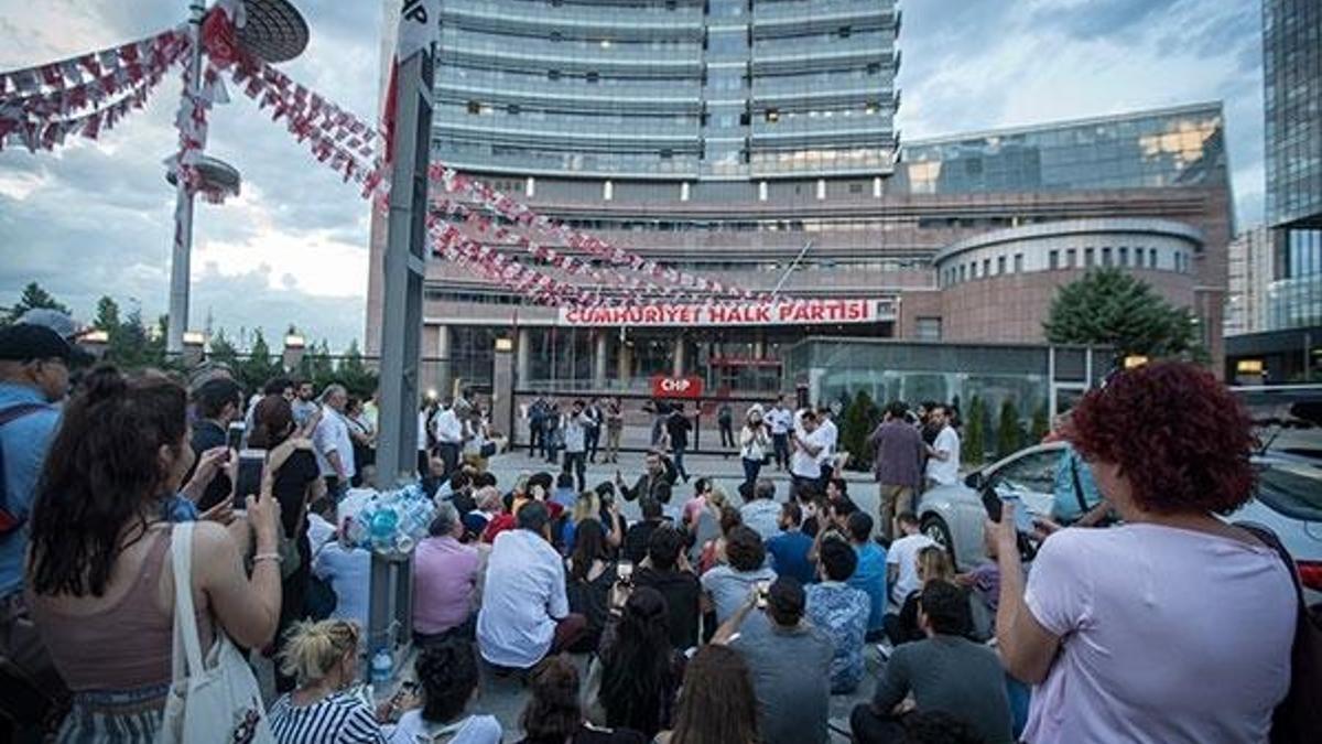 CHP önünde "İnce" eylemi