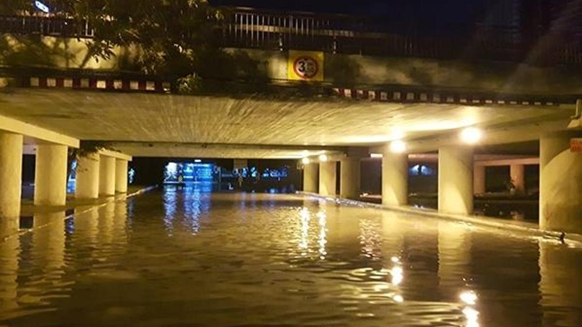 TEM'de yan yolu su bastı:  Yoğunluk yaşanıyor