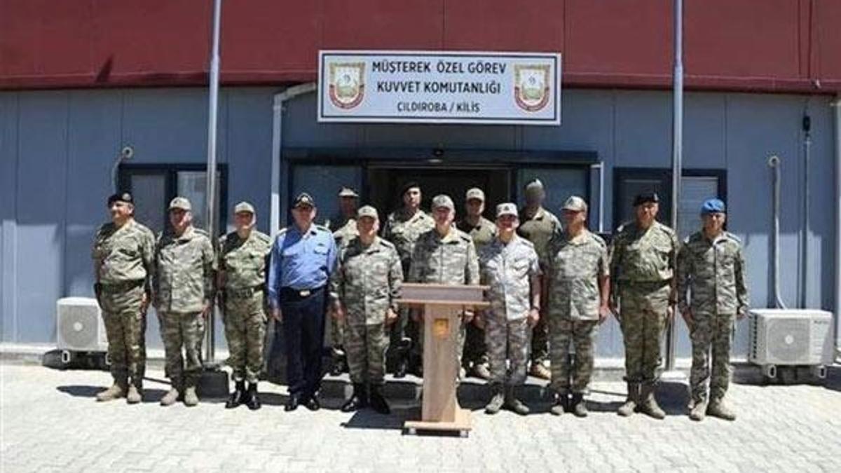 Genelkurmay Başkanı Akar, Suriye sınırındaki birlikleri denetledi