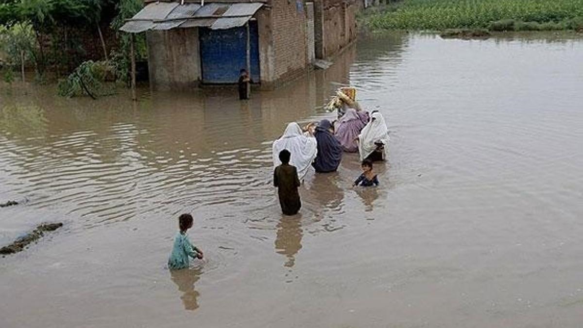 Pakistan'daki sellerde 3 kişi hayatını kaybetti