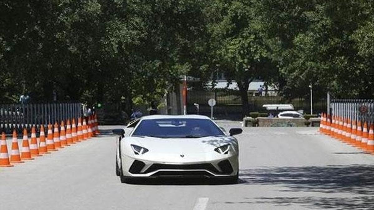 Kenan Sofuoğlu Meclis'e Lamborghini ile geldi