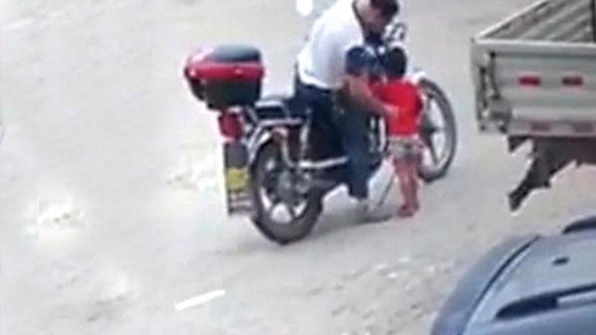 Küçük kızı motosiklete atıp kaçırdı!