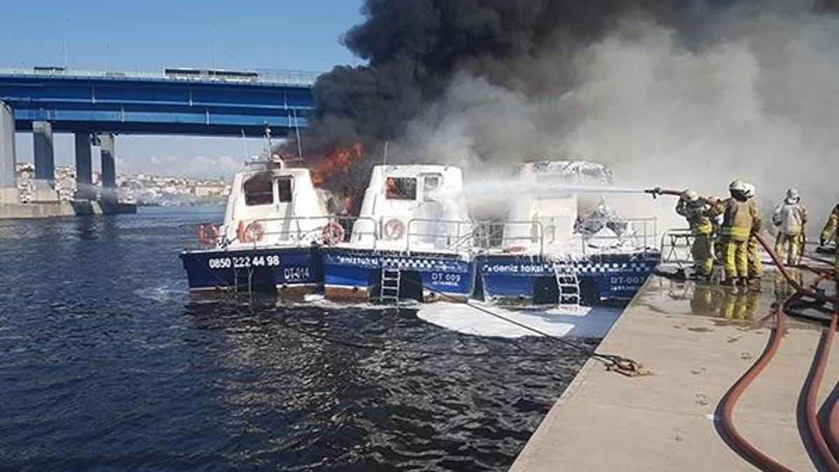 Haliç'te deniz taksiler yanıyor