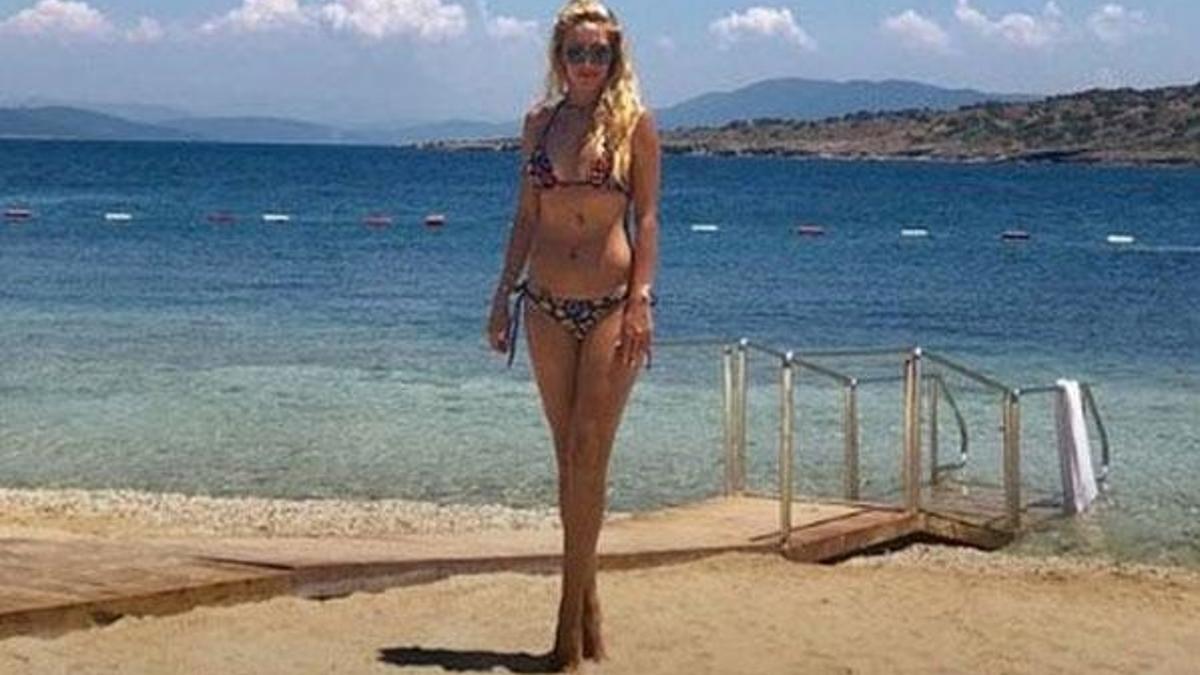 Bikinili pozla hemcinslerine seslendi