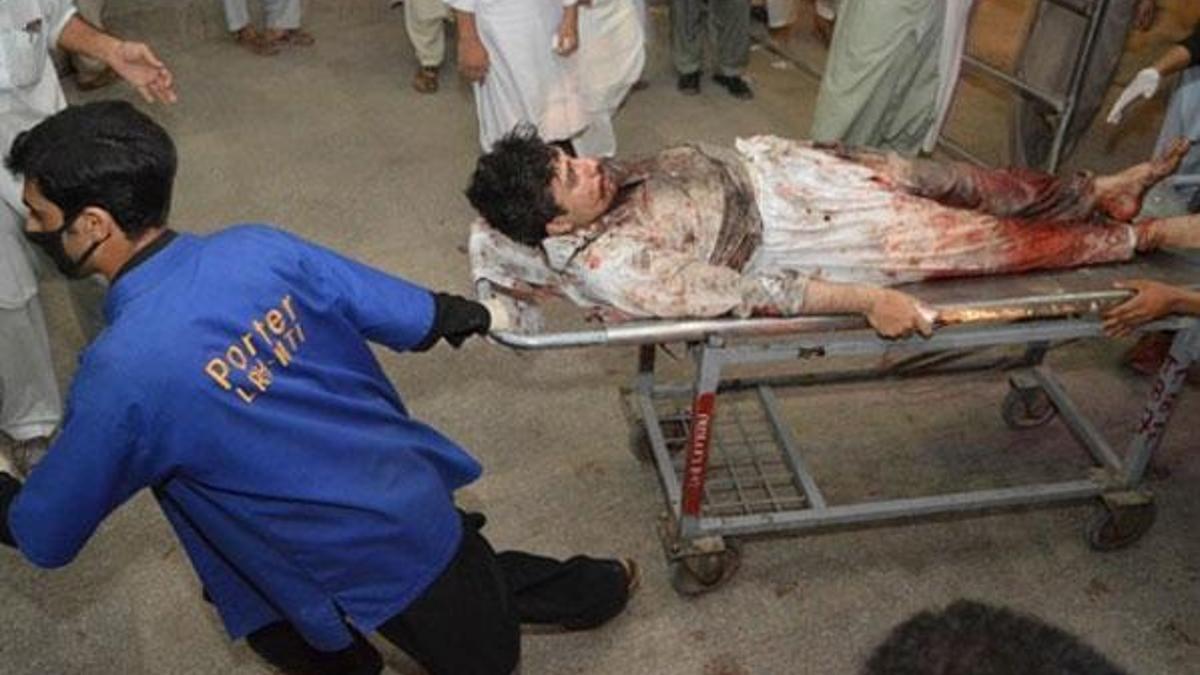 Pakistan'da milletvekiline bombalı saldırı