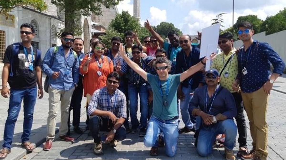 Hintli çalışanların İstanbul tatili renkli görüntülerle başladı