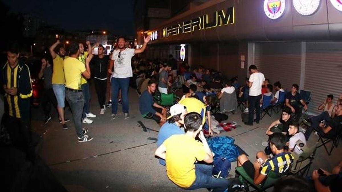 F.Bahçe'de kombinelere büyük ilgi! Kuyruğa girdiler...