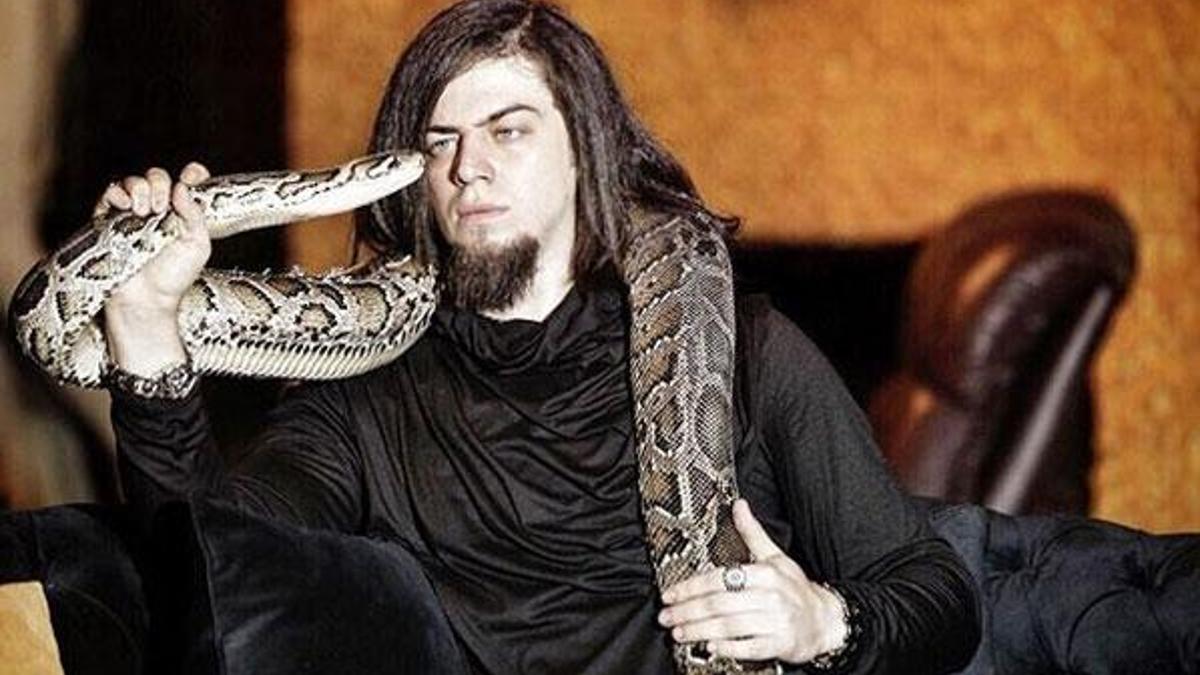 İllüzyonist Aref'i kobra yılanı ısırdı! Panzehir bekleniyor