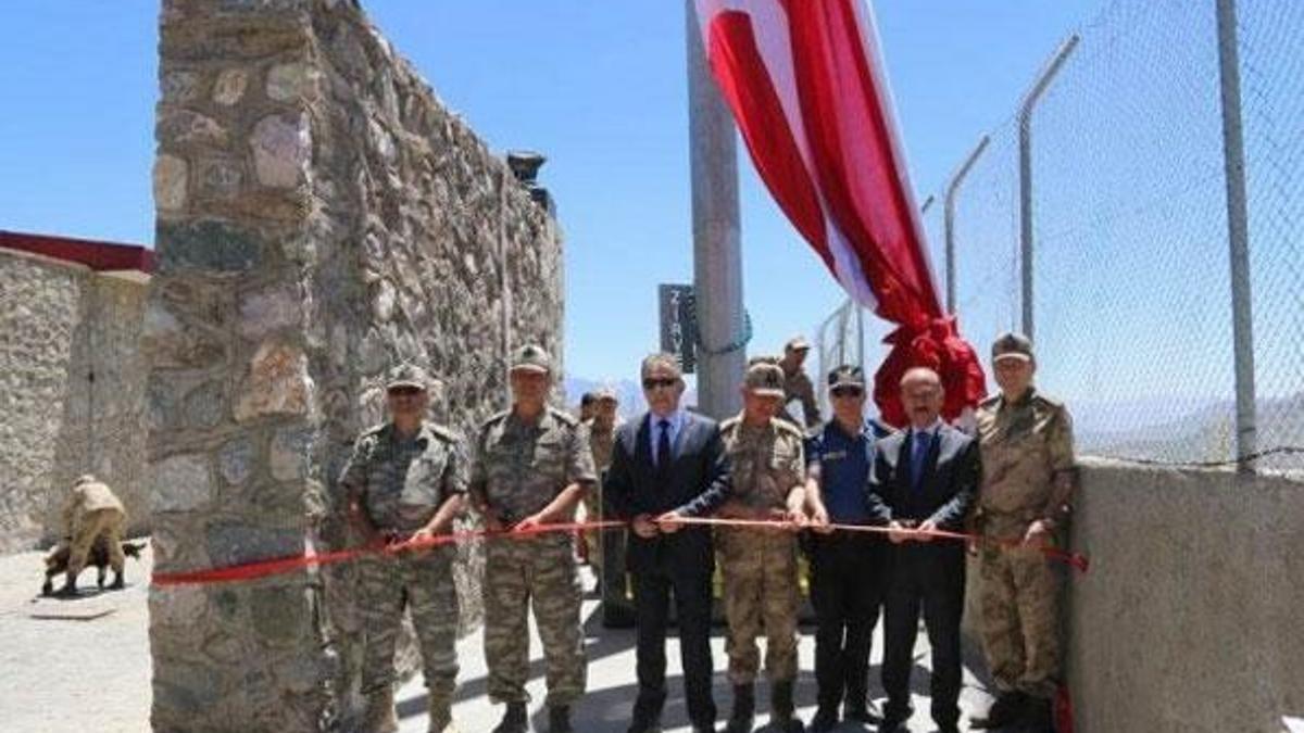 Hakkari'de dev Türk bayrağı göndere çekildi