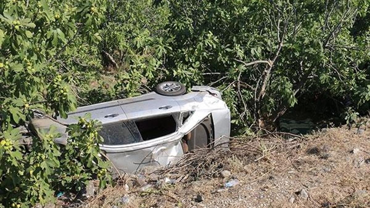 Motosiklet otomobile arkadan çarptı: 3 ölü