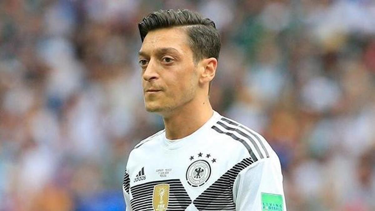 Almanya Milli Futbol Takımı'ndan Mesut Özil geçti