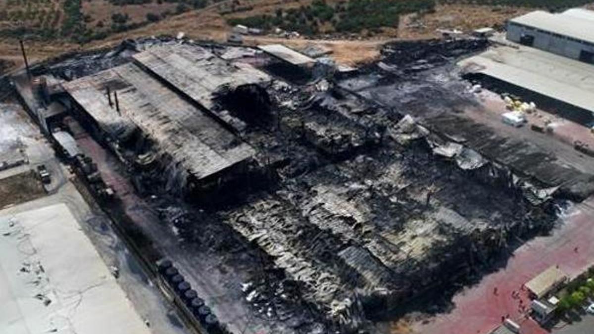 Antalya OSB’de 19 bin metrekarelik fabrika küle döndü