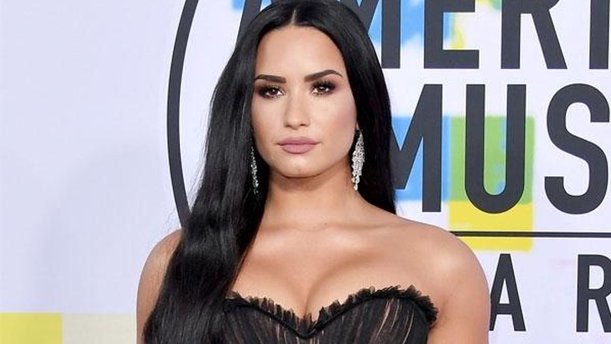 Ünlü şarkıcı Demi Lovato hastaneye kaldırıldı
