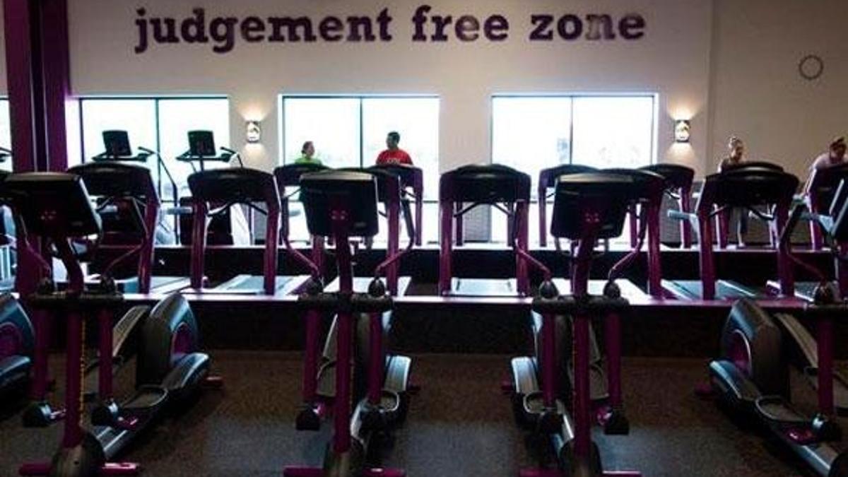 Spor salonunda çırılçıplak bir şekilde...