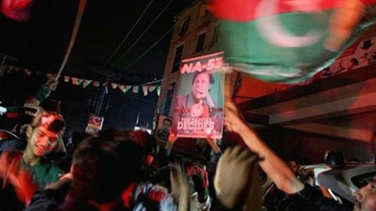Pakistan'da eski kriketçi İmran Han önde!