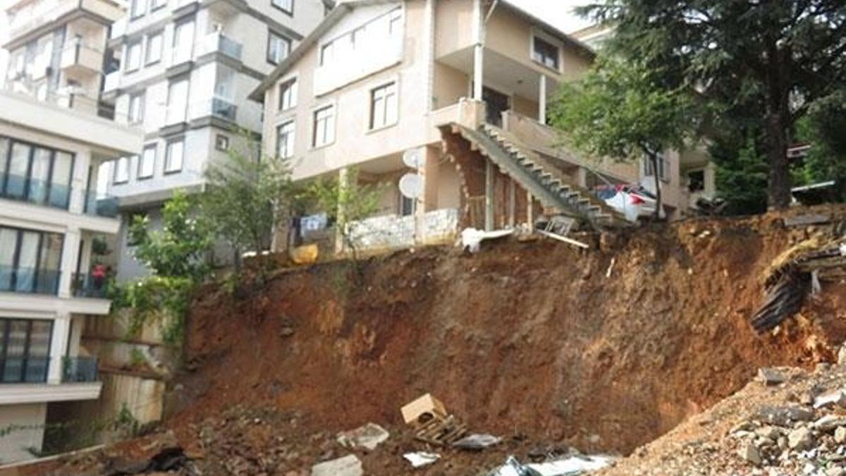 Sancaktepe'de toprak kayması