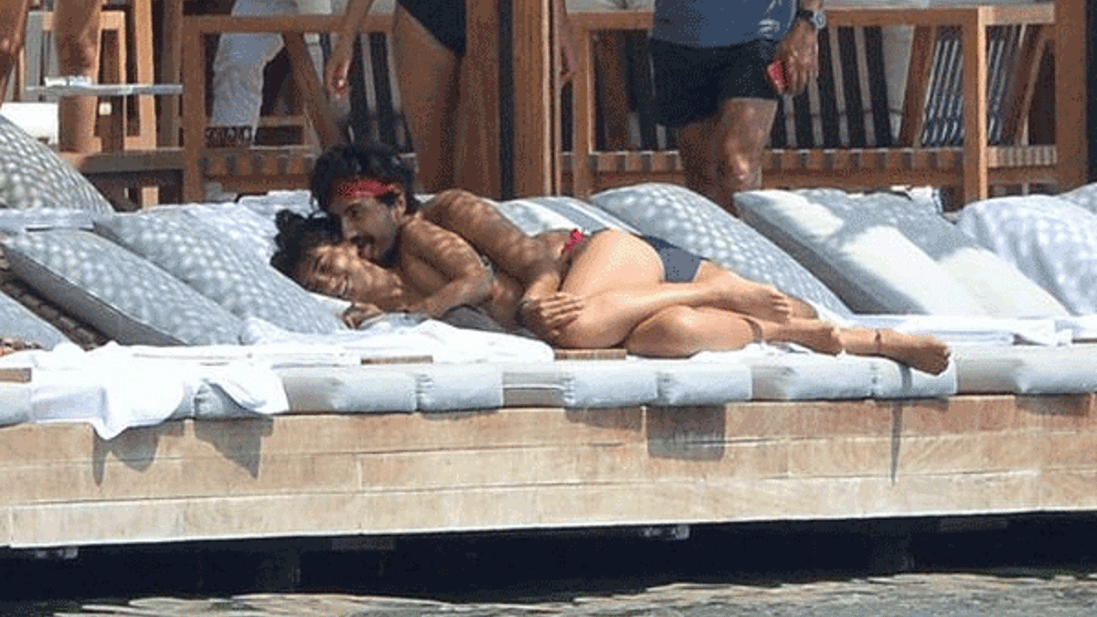 Sevgilisi, Tuba Büyüküstün'ü öpücüklere boğdu