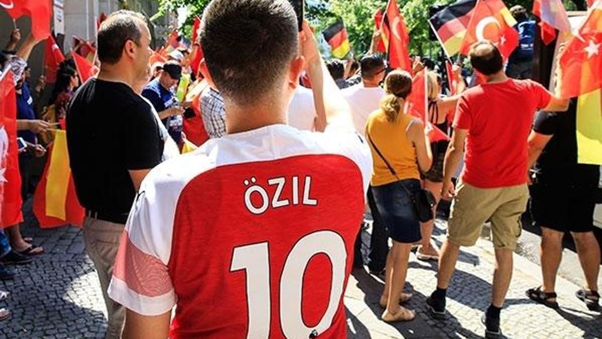 Almanya'da "Ben Özil’im" gösterisi