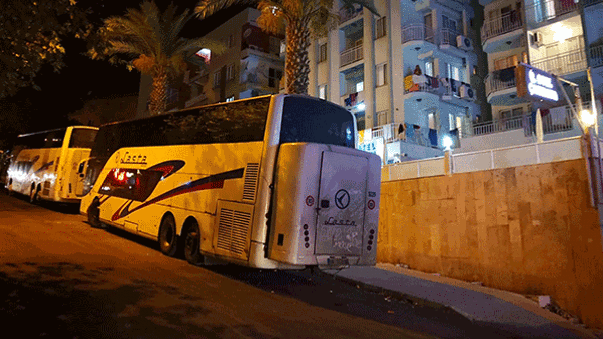 Kuşadası’nda turist otobüsüne molotoflu saldırı