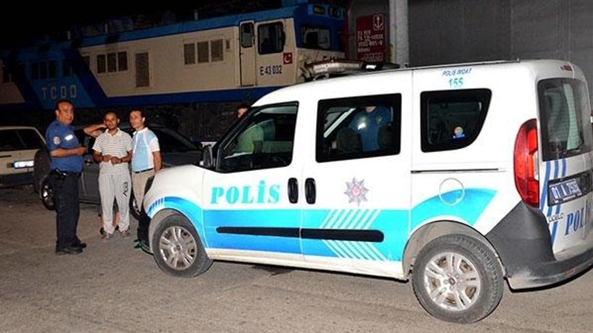 Rayların üzerinde alkol alırken, tren çarptı