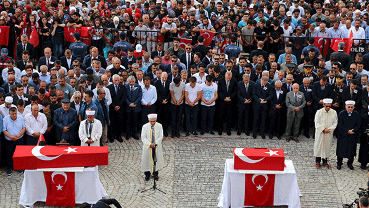 Terör örgütü PKK'nın katlettiği anne ve 11 aylık bebeği son yolculuğuna uğurlandı