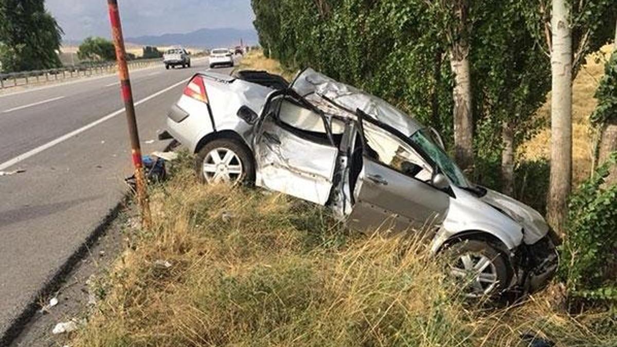 Otomobil şarampole devrildi: 2 ölü, 3 yaralı