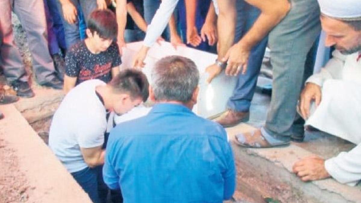 Oğlunu öperek kabre koydu