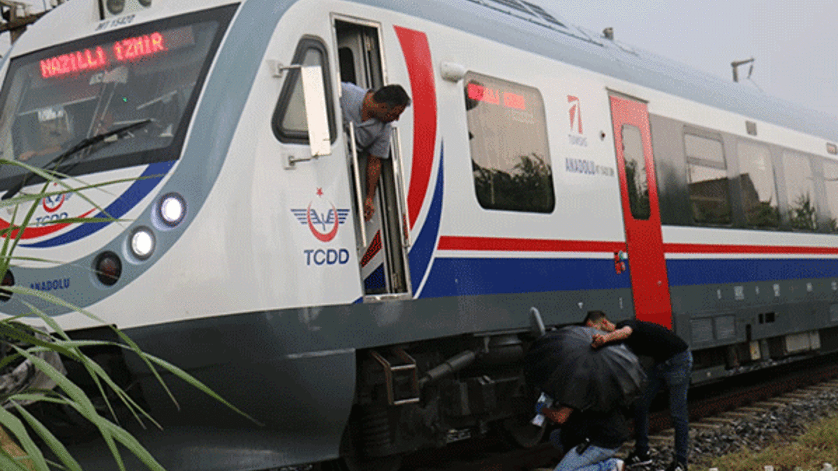 Tren otomobile çarpınca yolcular dehşeti yaşadı