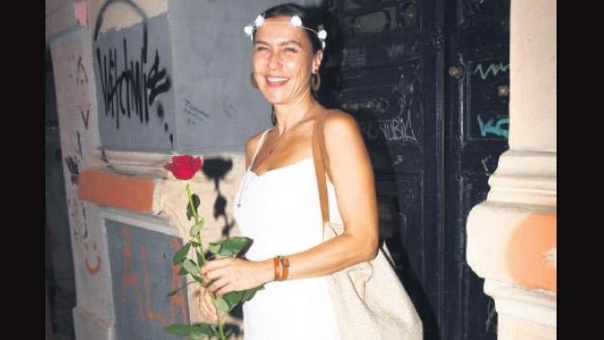 Annesine gül kendine taç