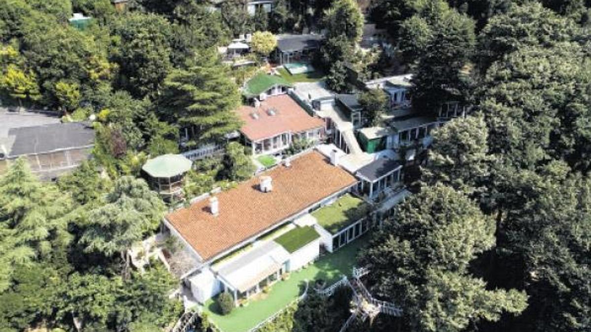 Villasında yok yok!