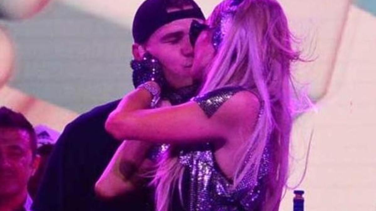 Paris Hilton KKTC'deki partide aşka geldi!