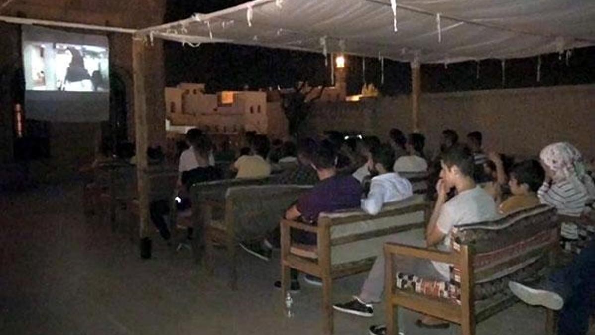 40 yıl sonra damda sinema keyfi